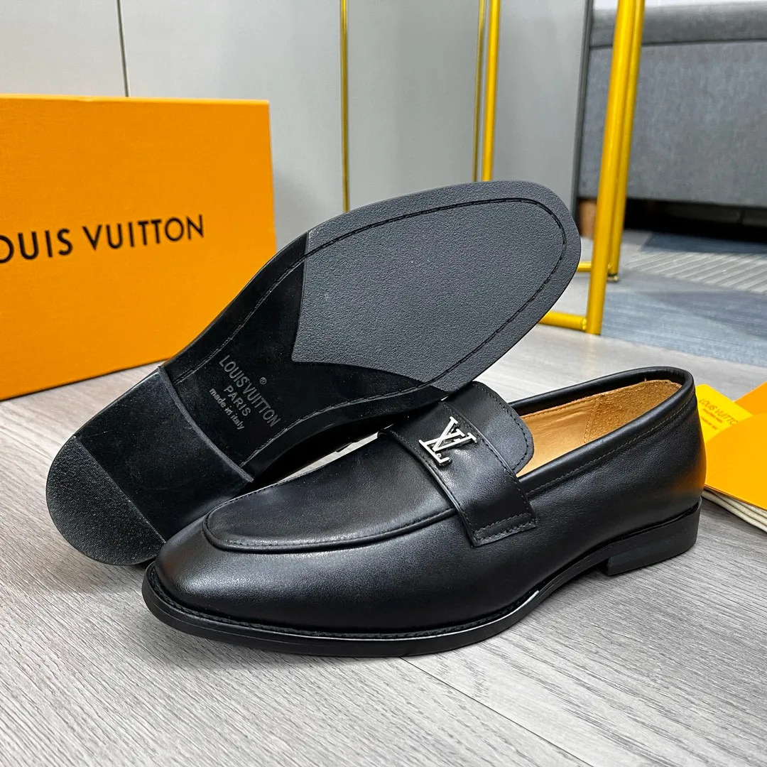 Factory price: 520💰-(LV) men’s formal leather shoes! Genuine molded horsebit, a classic must-have for your shoe cabinet! The feet are particularly delicate! This Gucci original version is a set last, and we are consistent with the counter! Therefore, it is more comfortable in terms of last shape and comfort! Take it to the counter and compare at will! Good shoes are more than just what they make! But grasp the essence from the inside out! Material: Imported first-layer cowhide! Genuine leather outsole imported from Italy, size: 39-44 (38/45 customized, non-refundable)